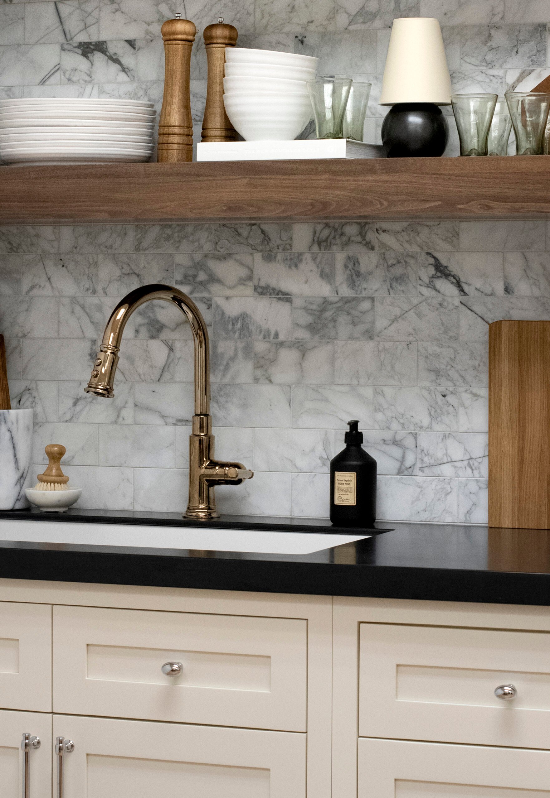 <div>What to Know About Solid Surface Countertops (Pros & Cons)</div>